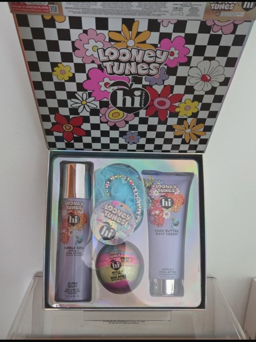 Looney Tunes x hi! Suds + Soak Bath & Body Gift Set – NEW